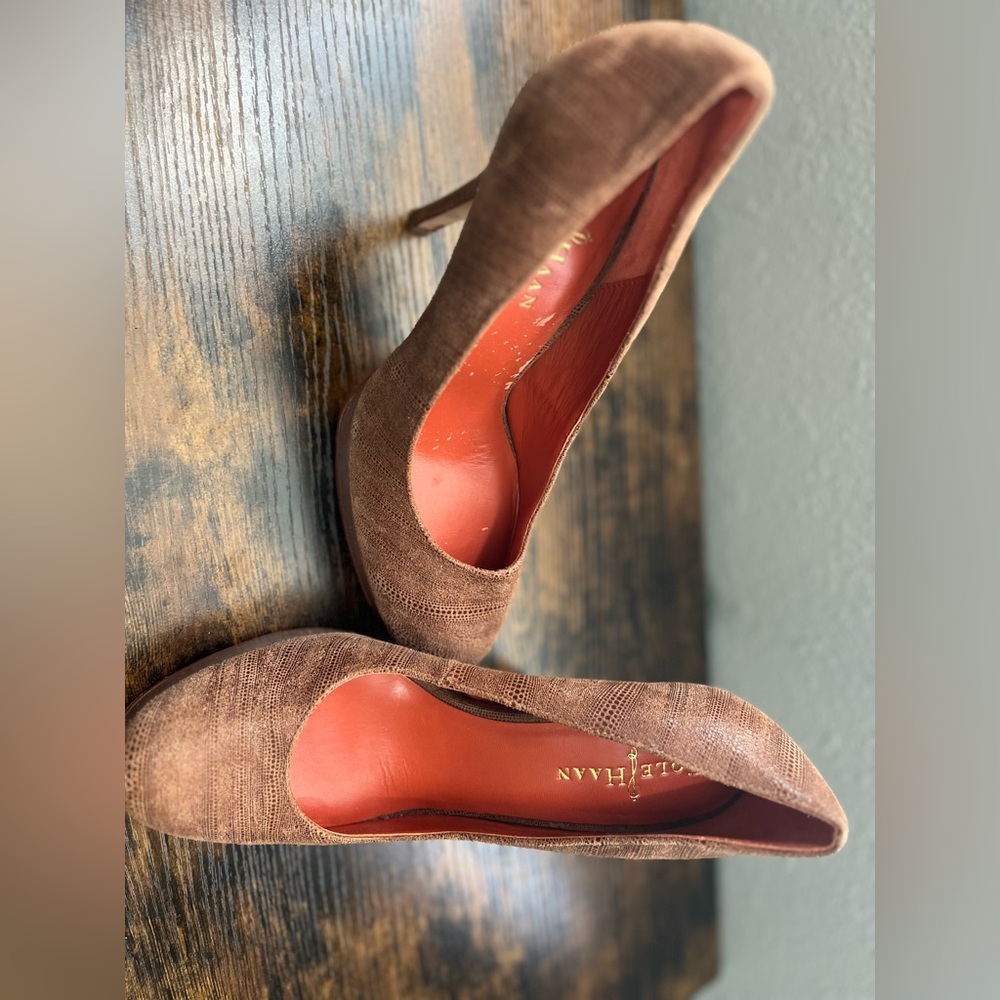 Classy tan pumps with orange insole